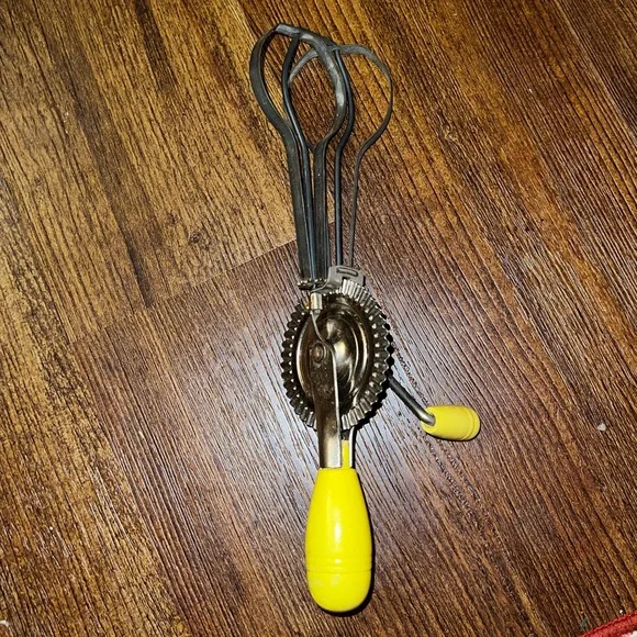 3/$15 Vintage Taplin MFG CO Yellow Knob/Handle Manual Egg Beater Mixer - Picture 2 of 6